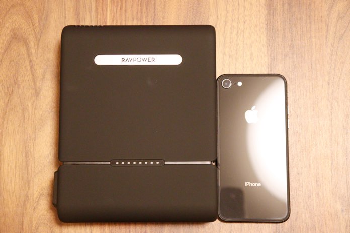RAVPower RP-PB055はiPhone8よりも少し大きいくらいのサイズ