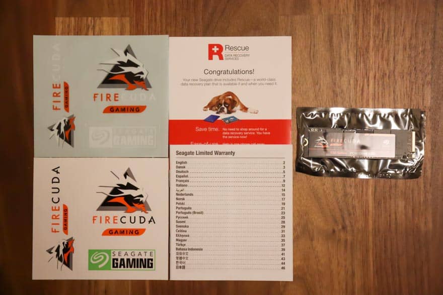 FireCuda 530には、ケースを装飾するためのシールと取り扱い説明書が付属している